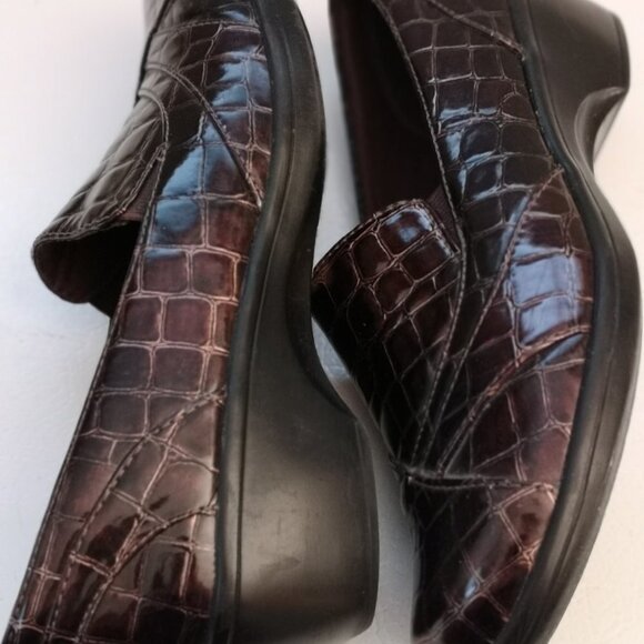 Clarks Bendables Ladies Size 6.5 Dark Brown Faux Leather Casual Shoes - Picture 3 of 4